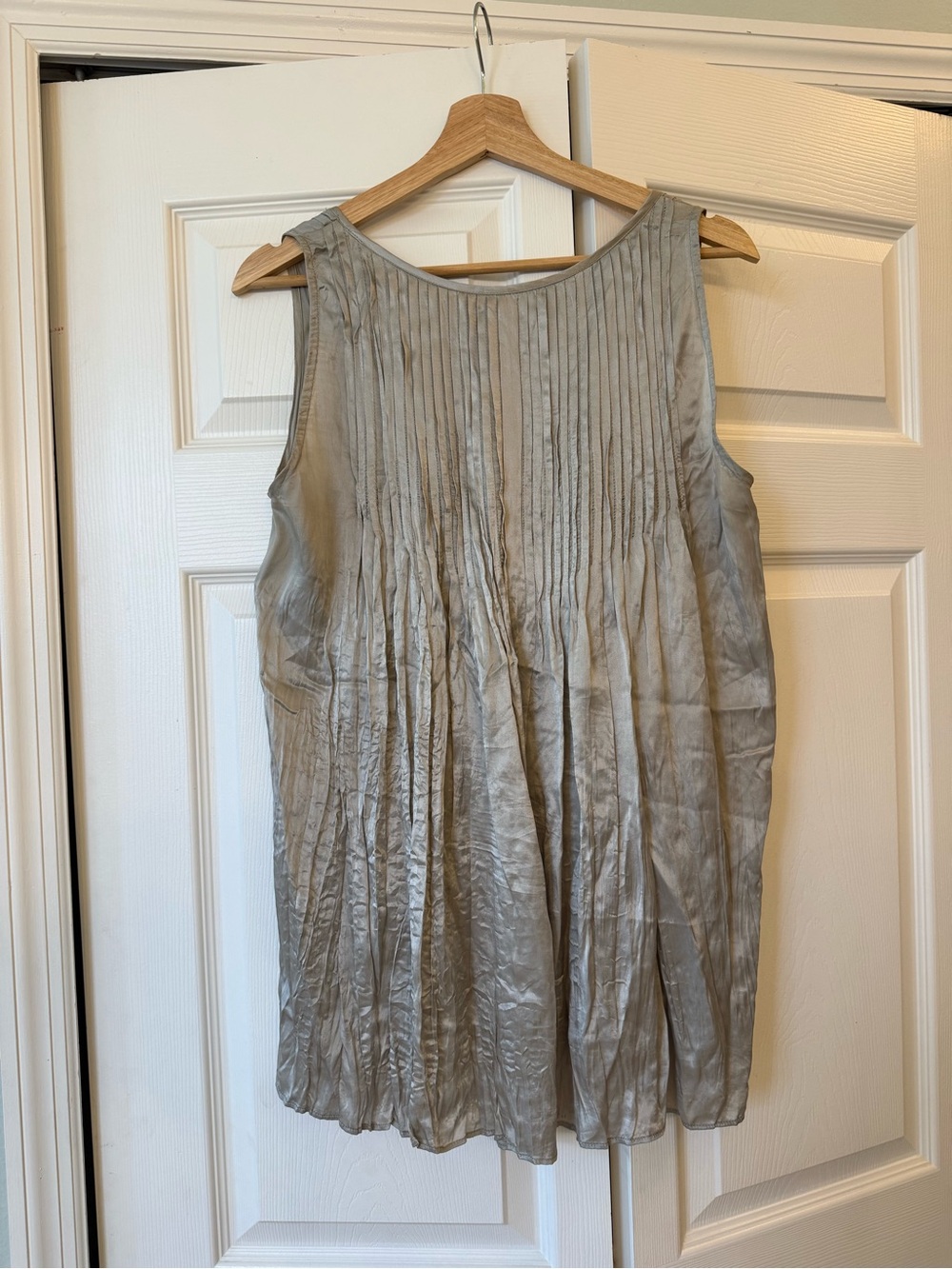 Silk crinkle Light Gray Pleated Sleeveless Tank Top - Picture 2 of 5